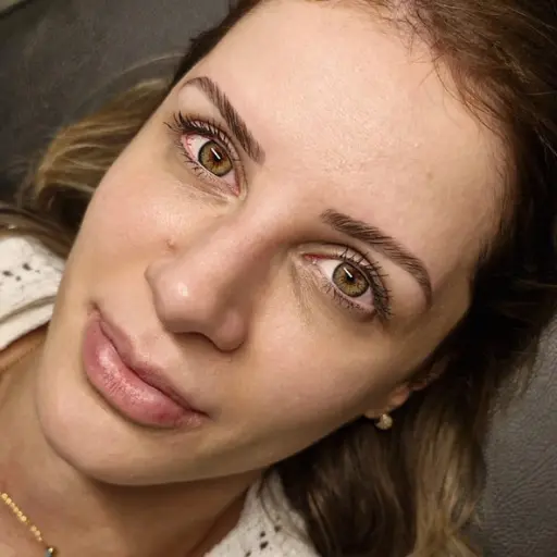 Design de sobrancelha com brow lamination – realce natural do olhar em São Paulo